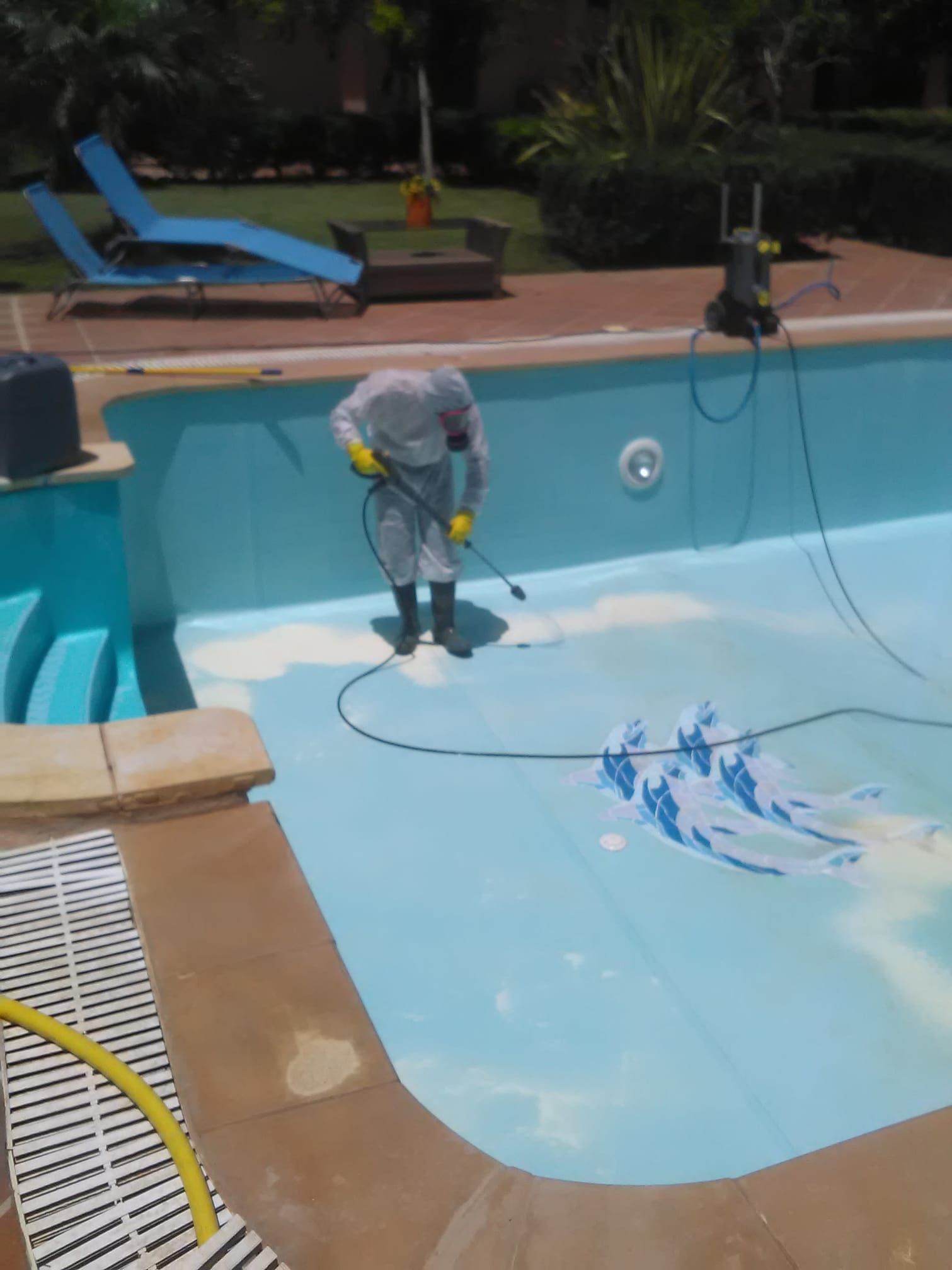 Cleaning pool by Art Water